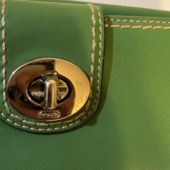 COACH VINTAGE Y2K AVOCADO GREEN LEATHER TURN-LOCK BIFOLD WALLET - Picture 5 of 10